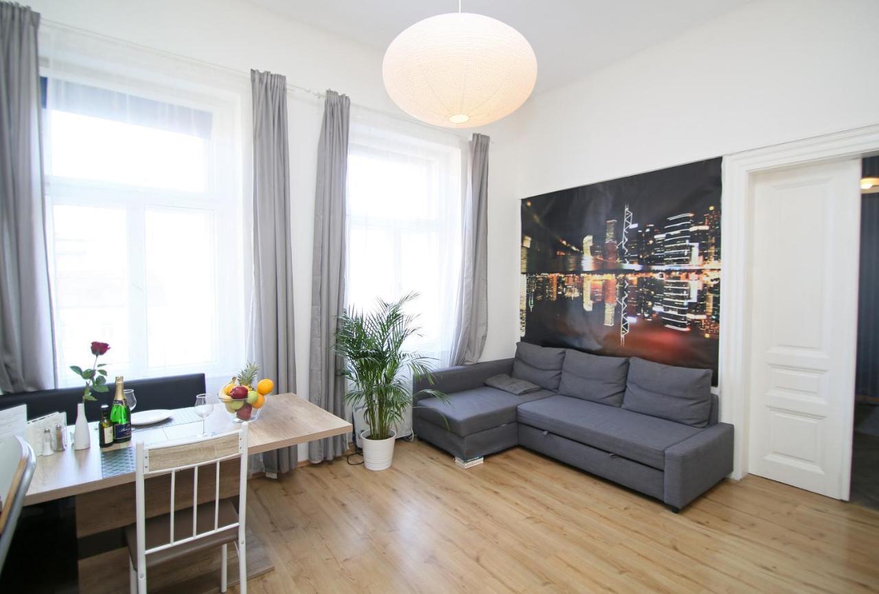 Beautiful Ujezd Apartment *